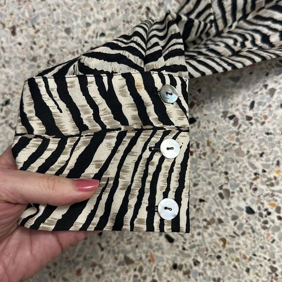 Neiman Marcus 100% silk blouse animal print 8 black cream - Picture 6 of 8